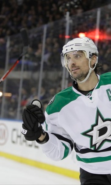 Sharp returns to Blackhawks, agrees to 1-year deal